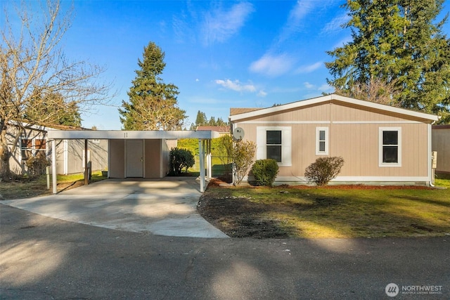 view of front facade featuring a carport