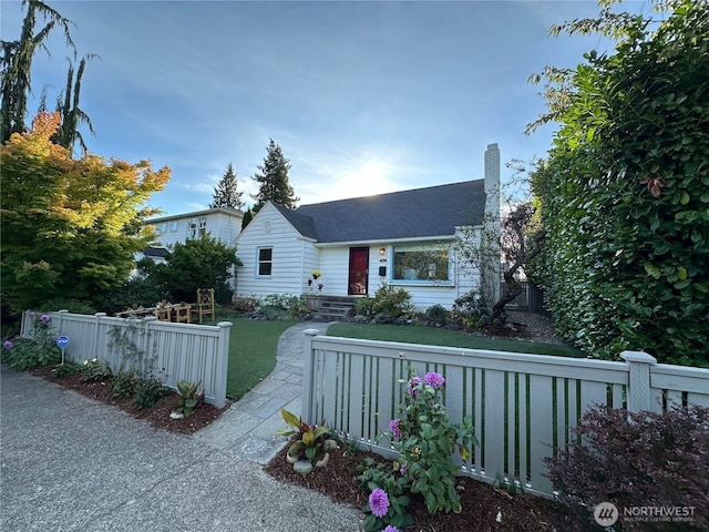 view of front of house with a front yard