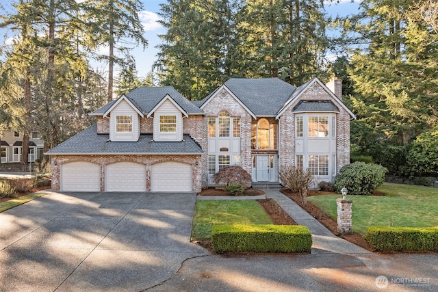 view of front of home featuring a front lawn and a garage