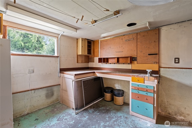 kitchen featuring unfinished concrete flooring