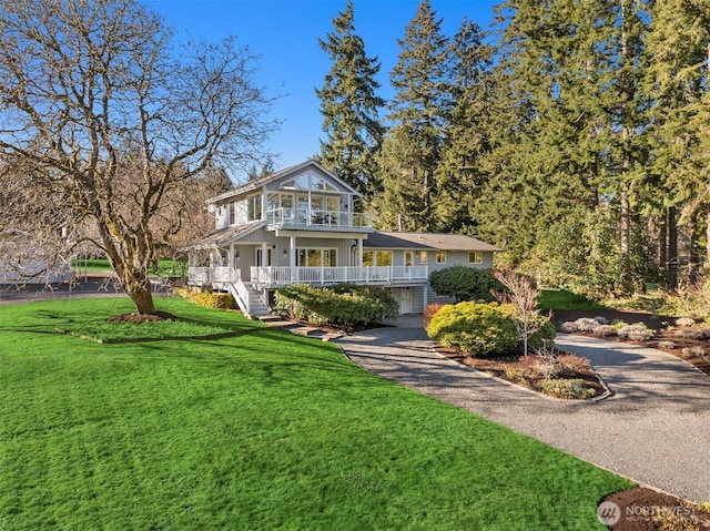 farmhouse featuring a front lawn and a porch