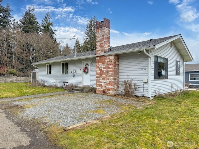 view of front of home featuring a front lawn