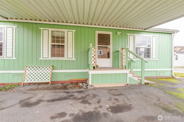 property entrance featuring crawl space