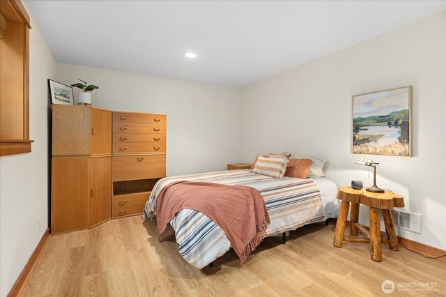 bedroom featuring recessed lighting, light wood-type flooring, visible vents, and baseboards