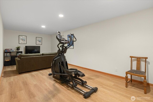 workout room with light wood-style floors, recessed lighting, and baseboards