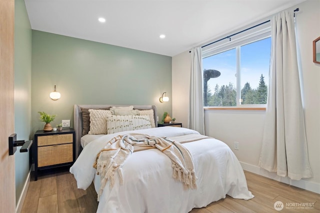 bedroom featuring light wood-style floors, recessed lighting, and baseboards