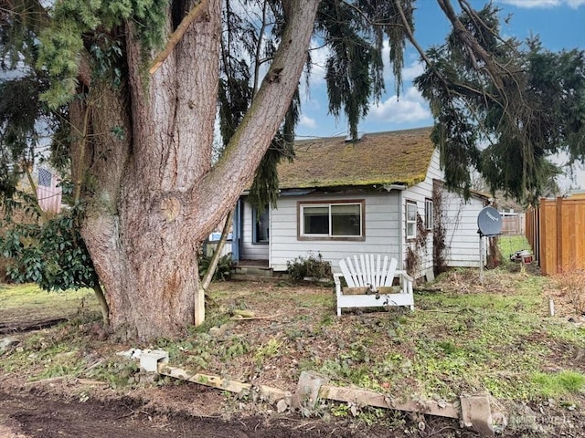 view of front of property featuring fence