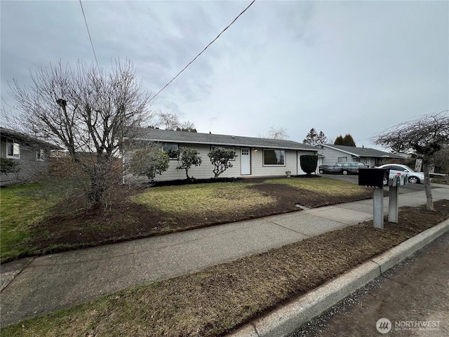 single story home with a front lawn