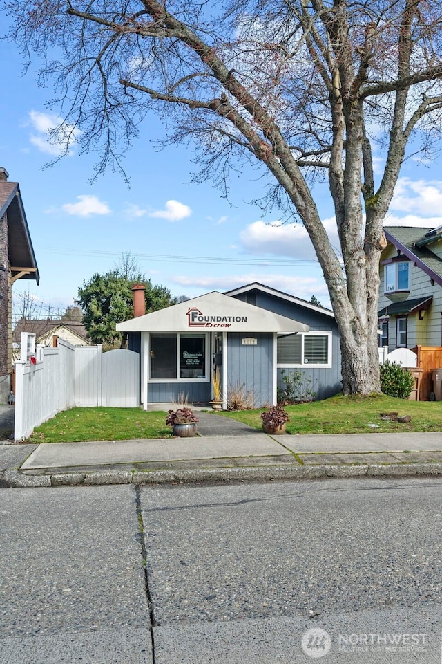 view of front of house featuring a front yard and fence