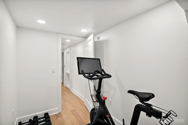 workout room featuring light wood-type flooring, visible vents, baseboards, and recessed lighting