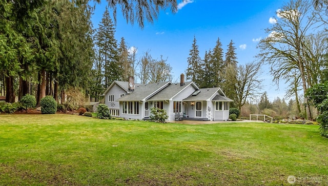 view of front facade with a front lawn