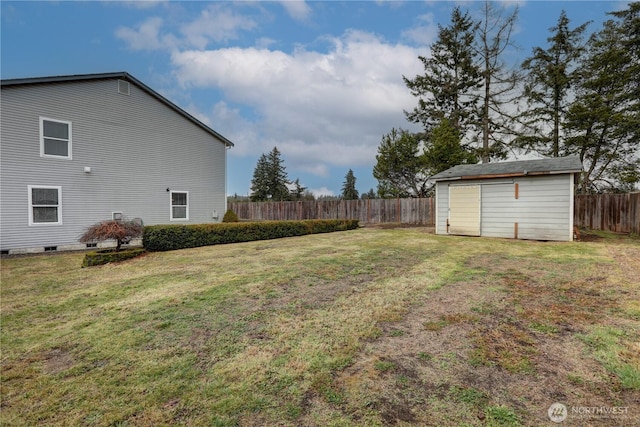 view of yard featuring a shed