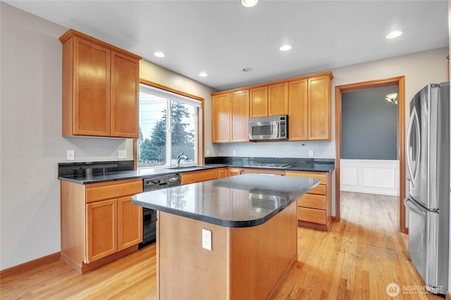 kitchen featuring stainless steel appliances, a kitchen island, light wood-style flooring, and recessed lighting