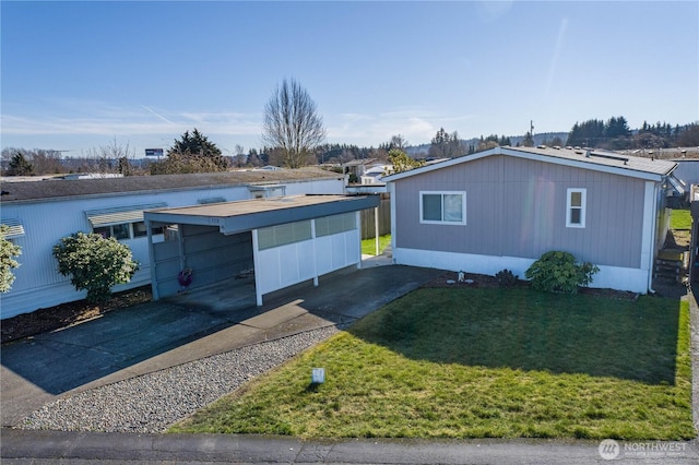 view of front of property featuring a front lawn