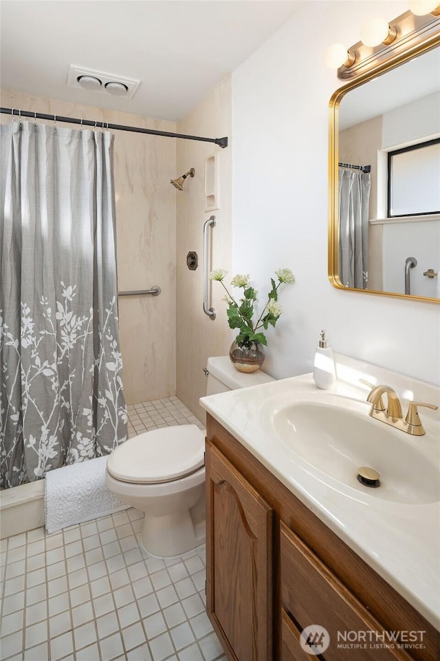 full bathroom with toilet, curtained shower, visible vents, and vanity