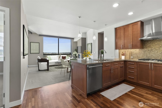 kitchen with a sink, tasteful backsplash, a peninsula, stainless steel appliances, and dark wood-type flooring