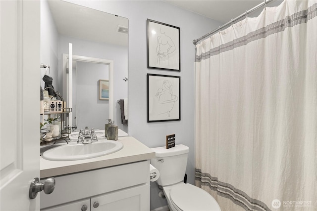 full bath with toilet, visible vents, a shower with shower curtain, and vanity