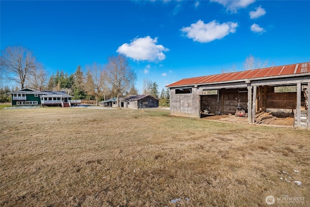 view of yard featuring an outbuilding