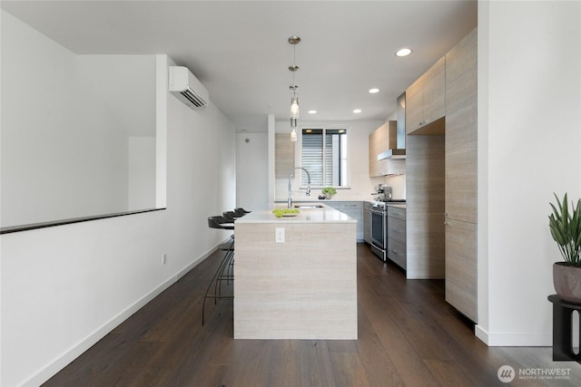 kitchen featuring a wall unit AC, dark wood-style floors, an island with sink, modern cabinets, and stainless steel gas range