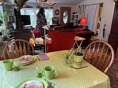 dining space with vaulted ceiling