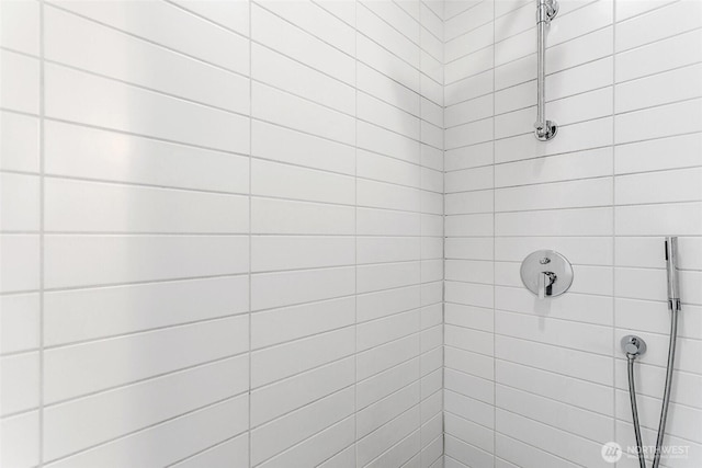 bathroom featuring tiled shower