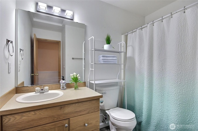 full bathroom featuring vanity, curtained shower, and toilet