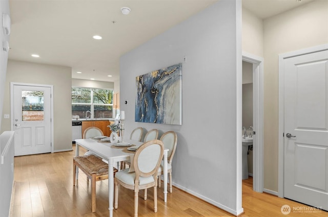 dining room with light wood-style floors, recessed lighting, and baseboards