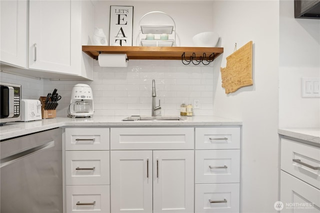 bar with a sink, decorative backsplash, and dishwasher