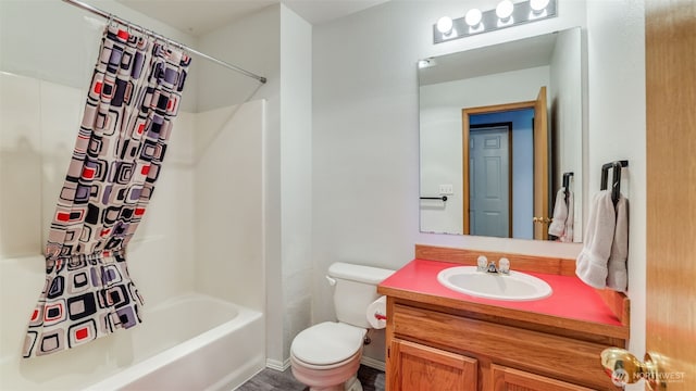 bathroom with toilet, baseboards, shower / tub combo with curtain, and vanity