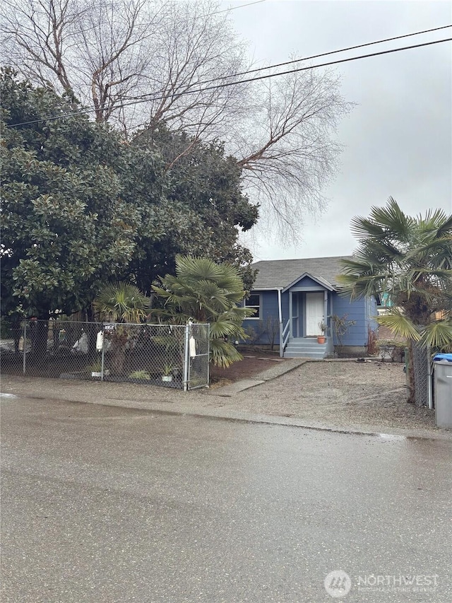 view of front facade featuring a fenced front yard