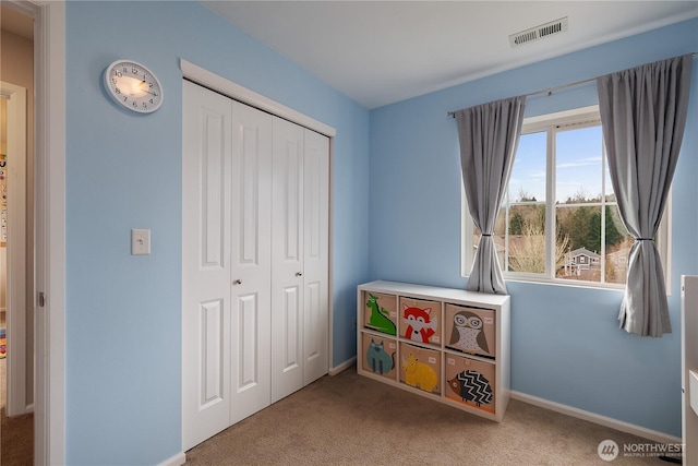 playroom with carpet, visible vents, and baseboards