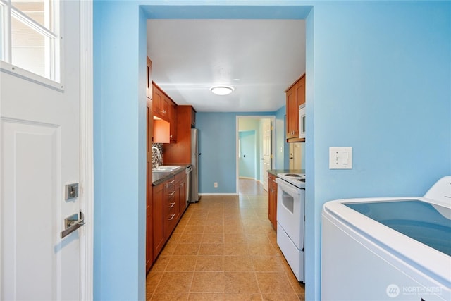 1314 N Callow Ave, Bremerton, WA 98312 - laundry area with a sink, light tile patterned floors, laundry area, washer / dryer, and baseboards