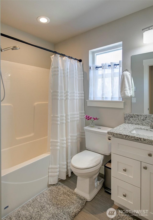 bathroom featuring shower / tub combo with curtain, recessed lighting, toilet, vanity, and wood finished floors