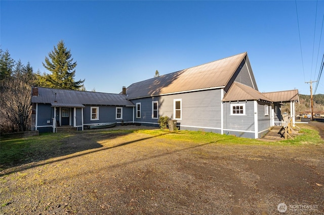 view of front of property featuring a front lawn