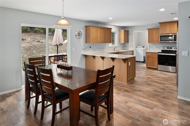 dining area with recessed lighting, washer / dryer, baseboards, and wood finished floors