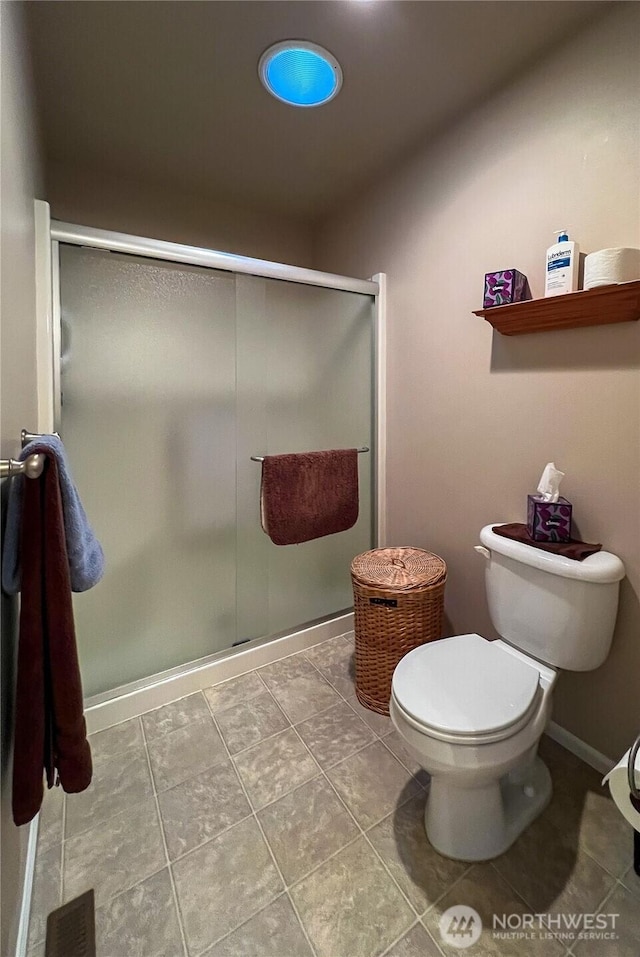 full bathroom featuring visible vents, a shower stall, toilet, and baseboards