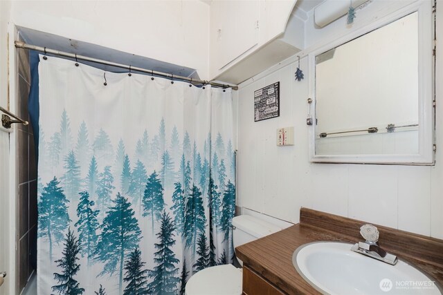 bathroom with toilet, a shower with shower curtain, and vanity