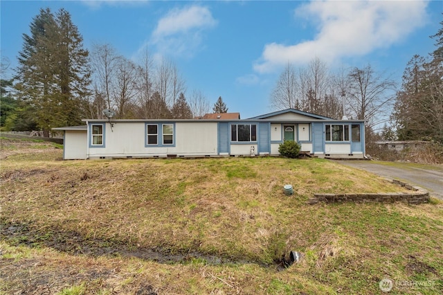 ranch-style home with crawl space and a front yard