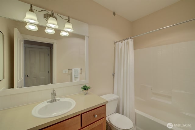 full bathroom with toilet, vanity, and shower / bath combo