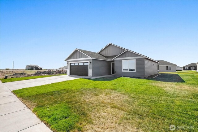 1138 8th Ave NE, Ephrata, WA 98823 - craftsman house with board and batten siding, an attached garage, driveway, and a front lawn