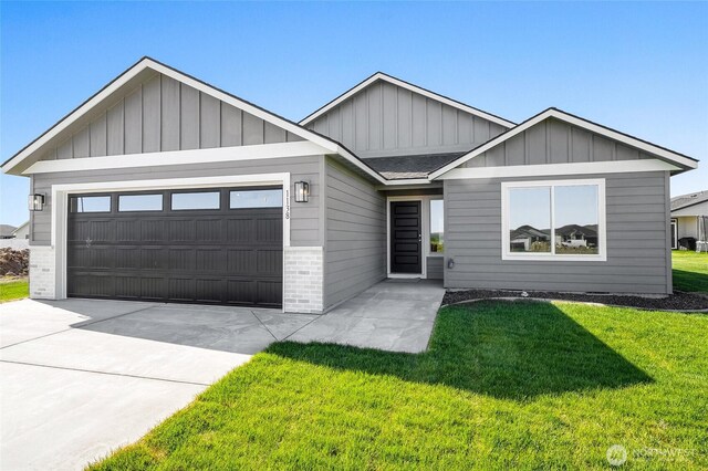 1138 8th Ave NE, Ephrata, WA 98823 - ranch-style house featuring board and batten siding, an attached garage, driveway, and a front yard
