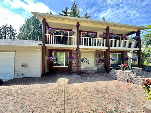 2931 Westwood St NW, Olympia, WA 98502 - view of front facade with a balcony and a garage