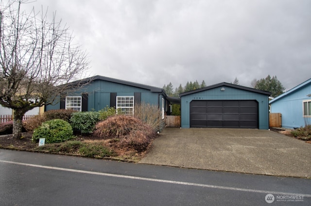 view of front facade with a garage and driveway