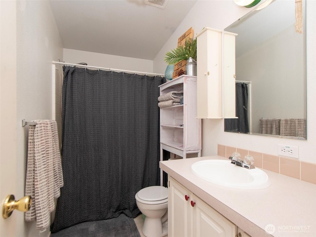 full bath featuring toilet, a shower with curtain, visible vents, and vanity