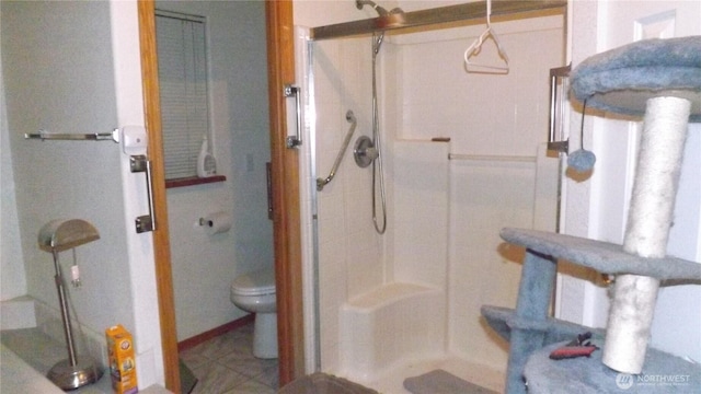 full bath featuring a shower stall and toilet