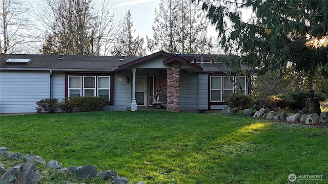 single story home featuring a front yard