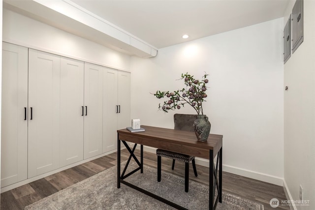 office area with dark wood-type flooring, recessed lighting, and baseboards