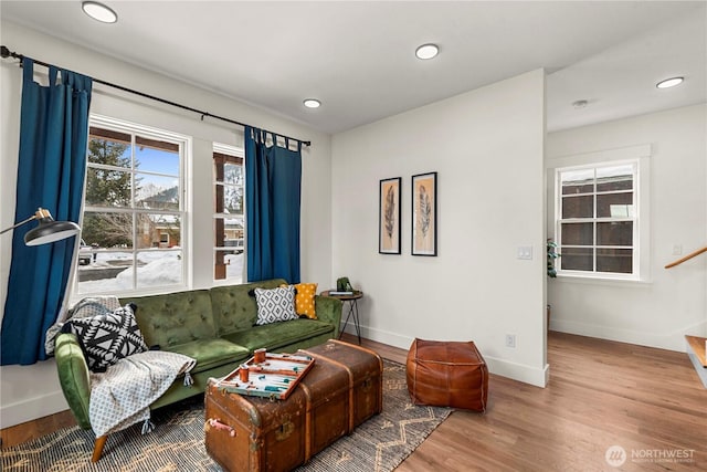 living room featuring recessed lighting, plenty of natural light, wood finished floors, and baseboards