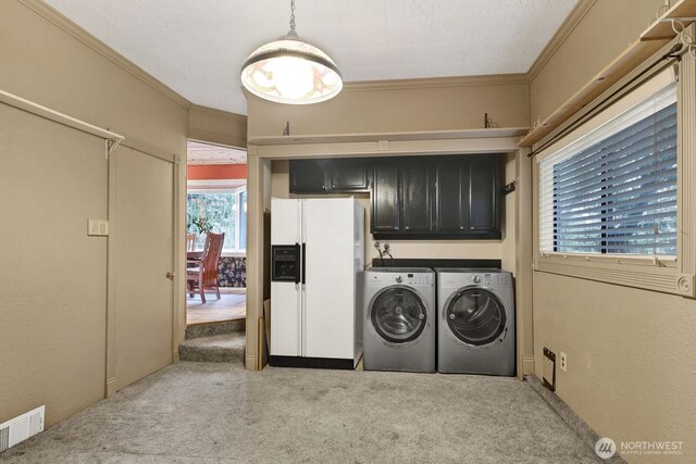 washroom with light carpet, cabinet space, visible vents, independent washer and dryer, and crown molding