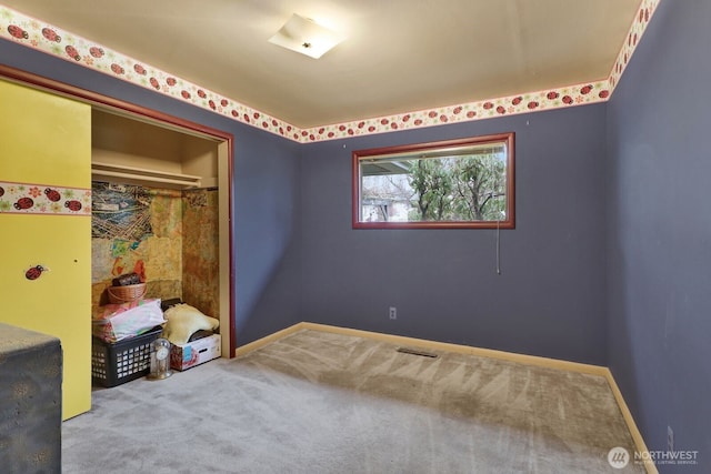 bedroom featuring carpet floors, visible vents, baseboards, and a closet